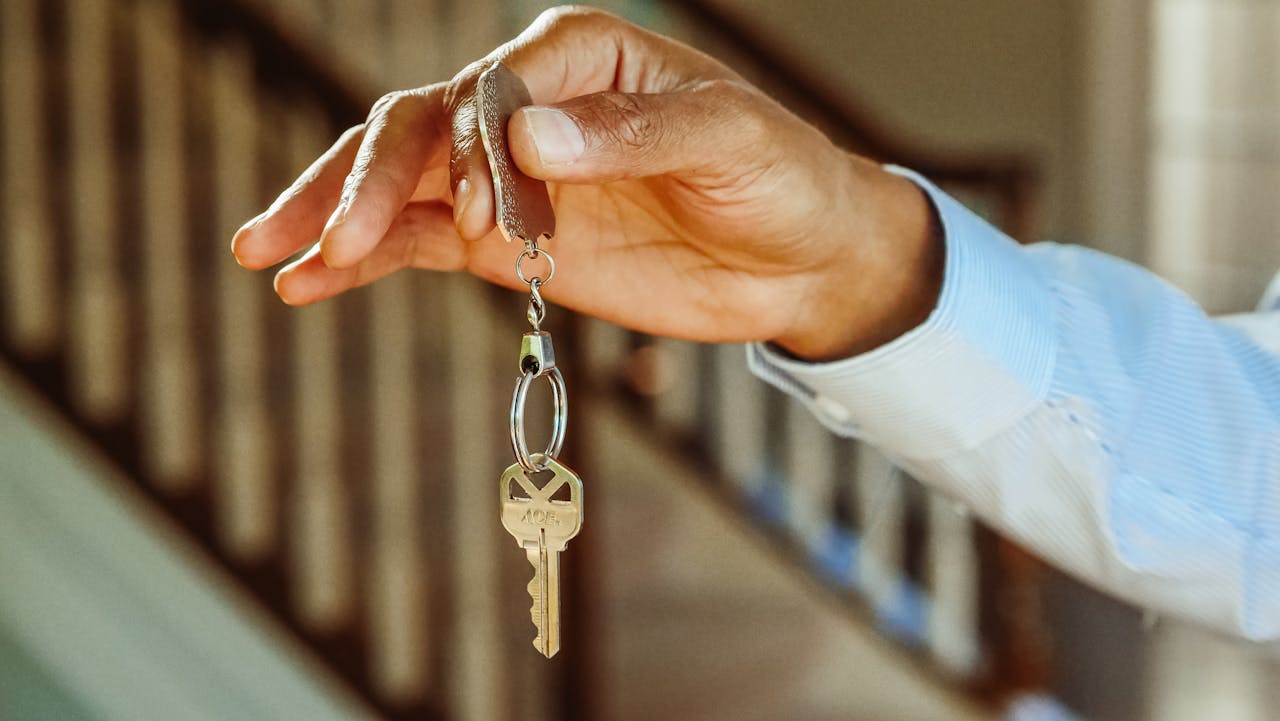 Abrams-Realty-tenant-house-key